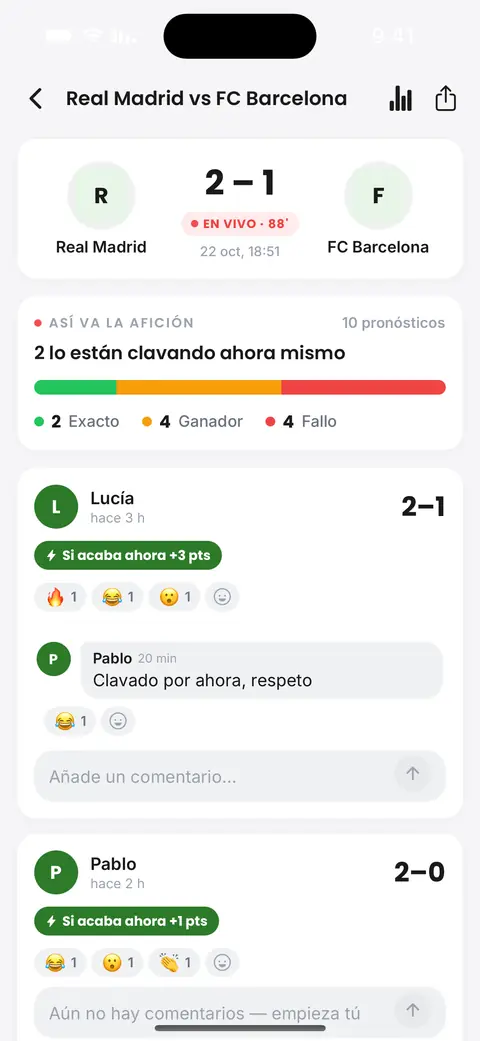 Una pantalla de partido en vivo en la app: el marcador, quién de la liga lo acertó y las reacciones de los compañeros