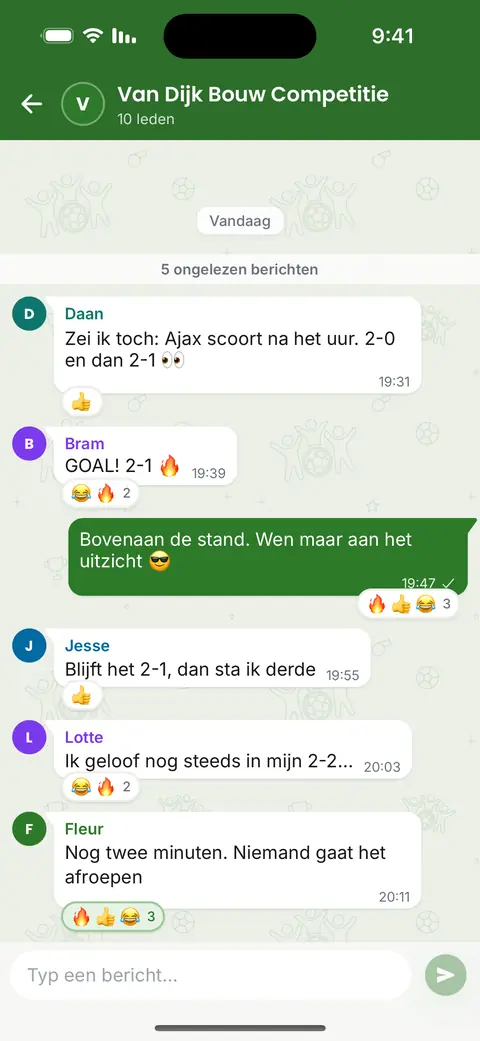 De chat van de competitie in de app: berichten, reacties en emoji over de voorspellingen en de uitslag